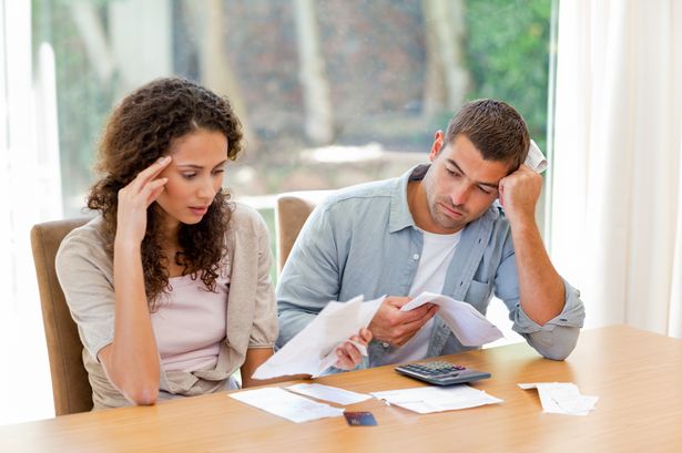 Young-couple-calculating-their-bills