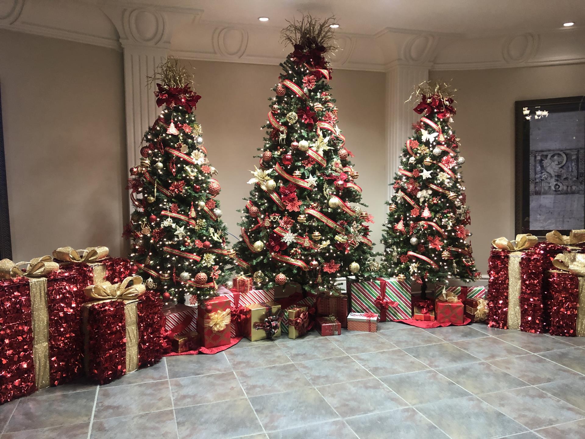 Lobby of 901 Lakeshore Drive for Christmas 2020